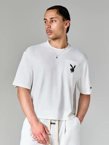 PLAYBOY X SUMWON Áo thun crop top Essentials với logo hình thỏ, túi ngực và họa tiết chữ in phía sau. - trắng - Xem 2