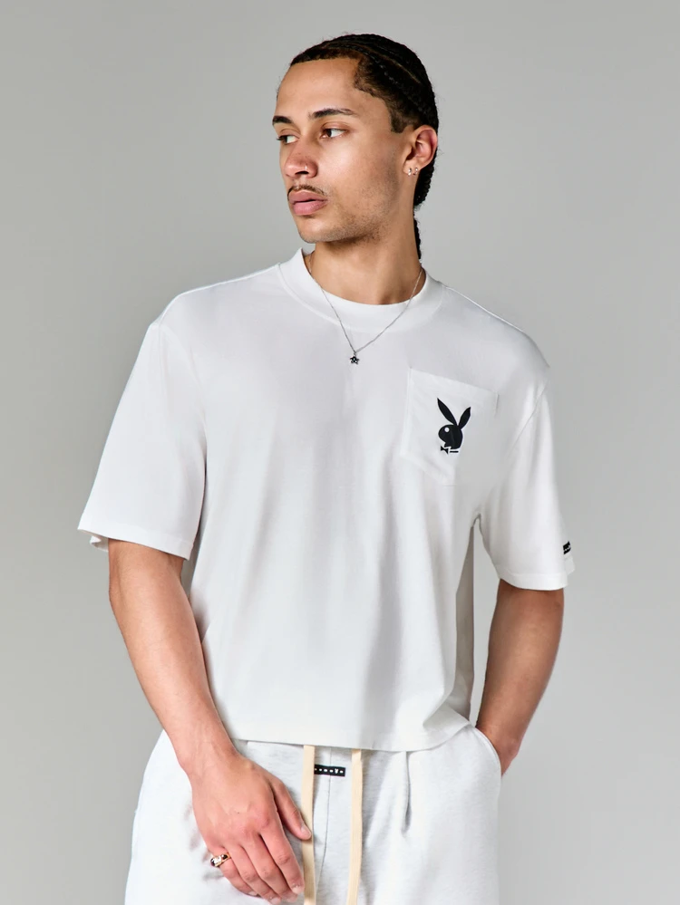 PLAYBOY X SUMWON Camiseta gráfica corta con bolsillo con logo de conejo y estampado de texto en la espalda