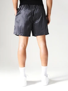SUMWON Quần short đi biển dáng rộng, kẻ sọc, chất liệu satin, có dây rút ở eo và logo chữ viết đặc trưng. - màu đen - Xem 2