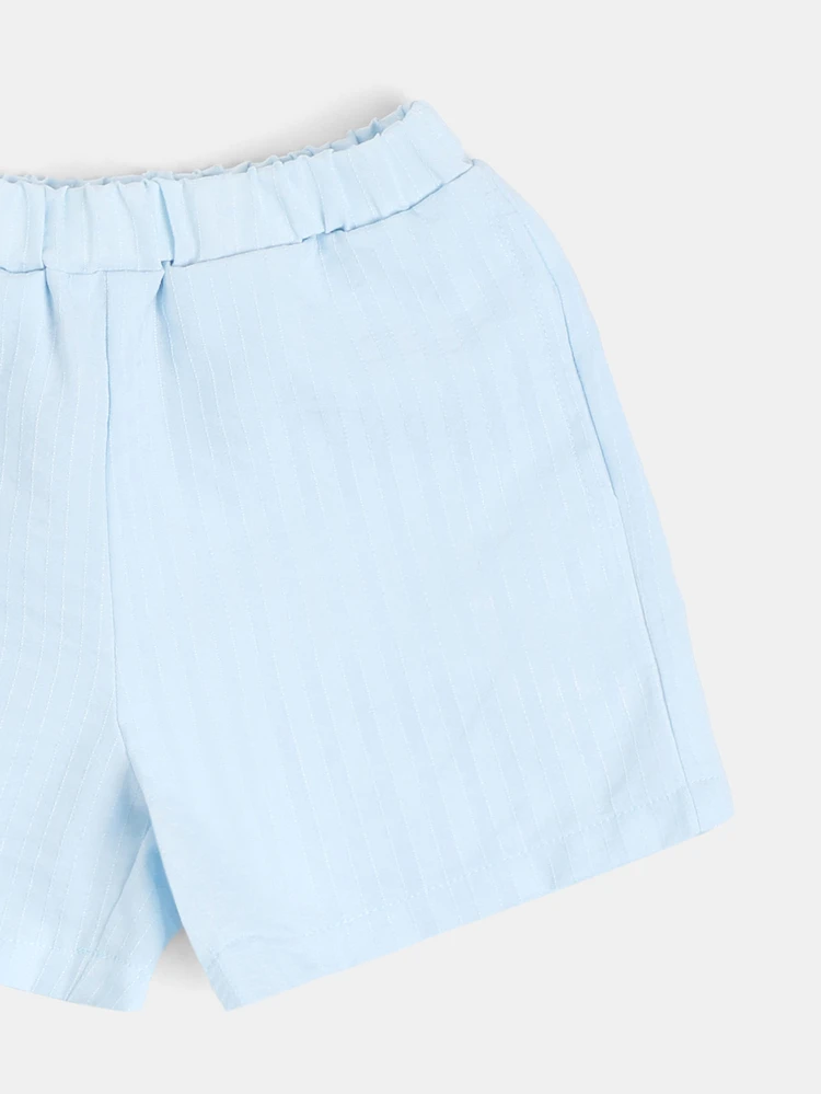 Set coordinato estivo casual da ragazzo oversize, composto da camicia a maniche corte in tessuto strutturato e pantaloncini, con ricamo di pallina da tennis