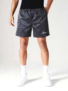 SUMWON Quần short đi biển dáng rộng, kẻ sọc, chất liệu satin, có dây rút ở eo và logo chữ viết đặc trưng. - màu đen - Xem 4