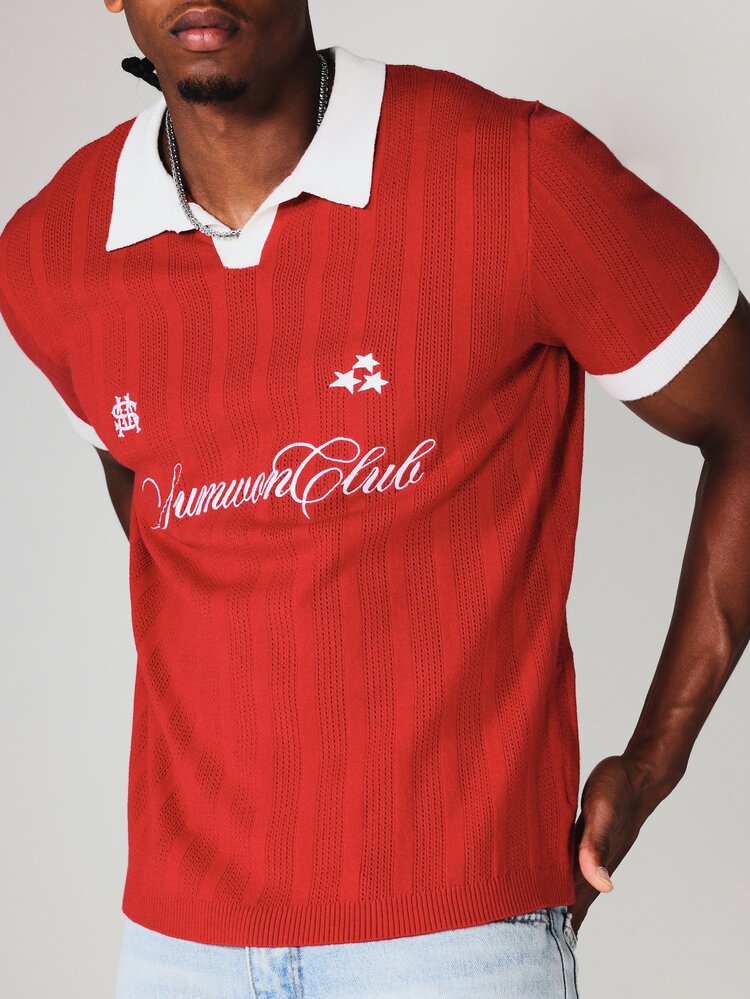 Polo tricoté à coupe ample avec col contrasté et broderie pour un style décontracté estival