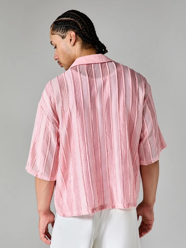 Camicia estiva oversize a maniche corte, semi-trasparente, con texture a righe, con colletto e bottoni, con spalle cadenti