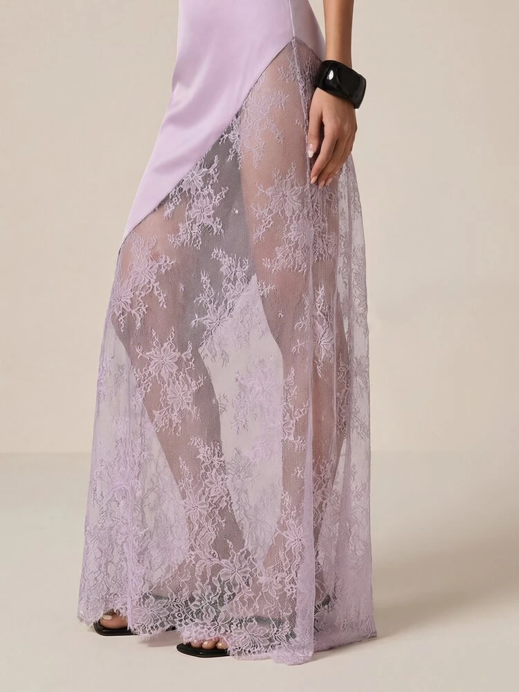 Vestido largo elegante de satén con cuello halter y detalle de encaje, sin espalda, de AiiRZ, ideal para ocasiones especiales como fiestas, bodas y graduaciones.