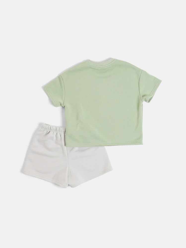 Conjunto de camiseta de manga corta con cuello redondo y pantalones cortos con logo para niños, conjunto a juego de verano de dos piezas
