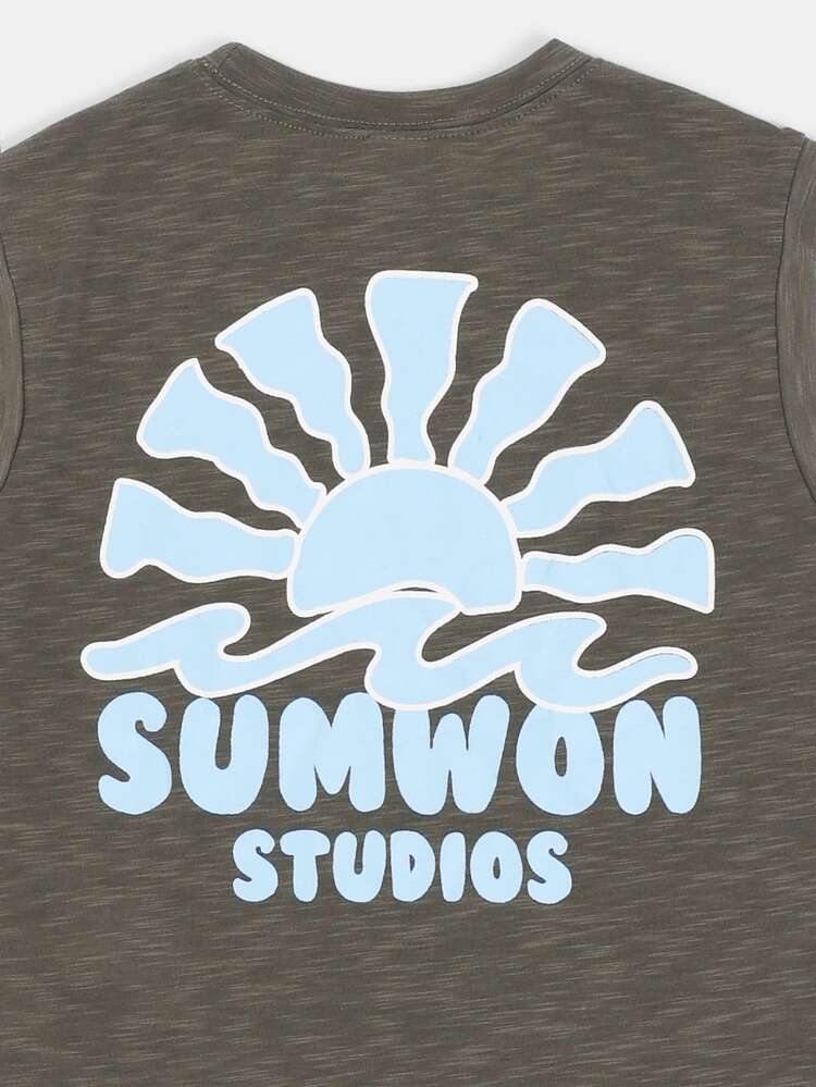 Débardeur col rond sans manches pour garçons avec imprimé soleil et vague au dos. T-shirt d'été décontracté