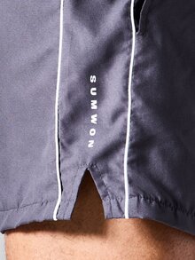 SUMWON Quần short dáng regular fit dài đến giữa đùi, có chi tiết viền bên hông, xẻ tà bên và in logo dọc. - Màu xám đen - Xem 2
