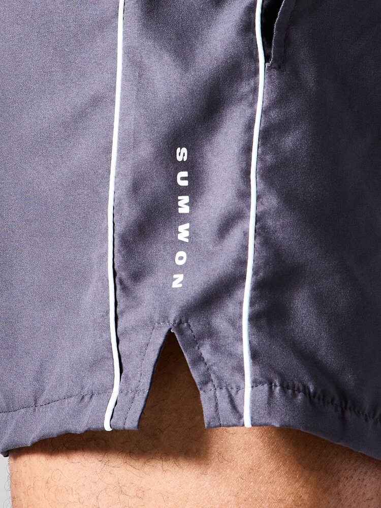 Shorts de Ajuste Regular com Detalhe de Piping Lateral, Bainha Lateral Dividida e Impressão de Logo Vertical