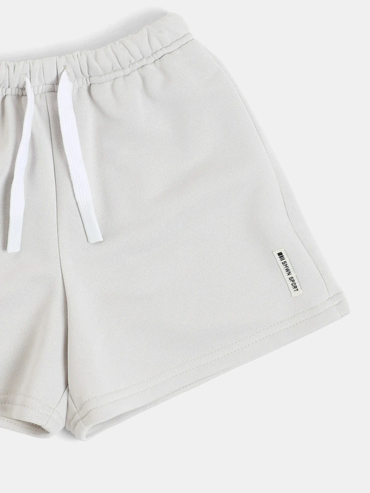 Conjunto de camiseta de manga corta con cuello redondo y pantalones cortos con logo para niños, conjunto a juego de verano de dos piezas