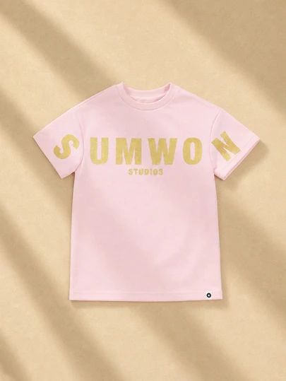 SUMWON Studios 女童圆领短袖浅粉色T恤，正面和袖子上印有金色箔印品牌标志