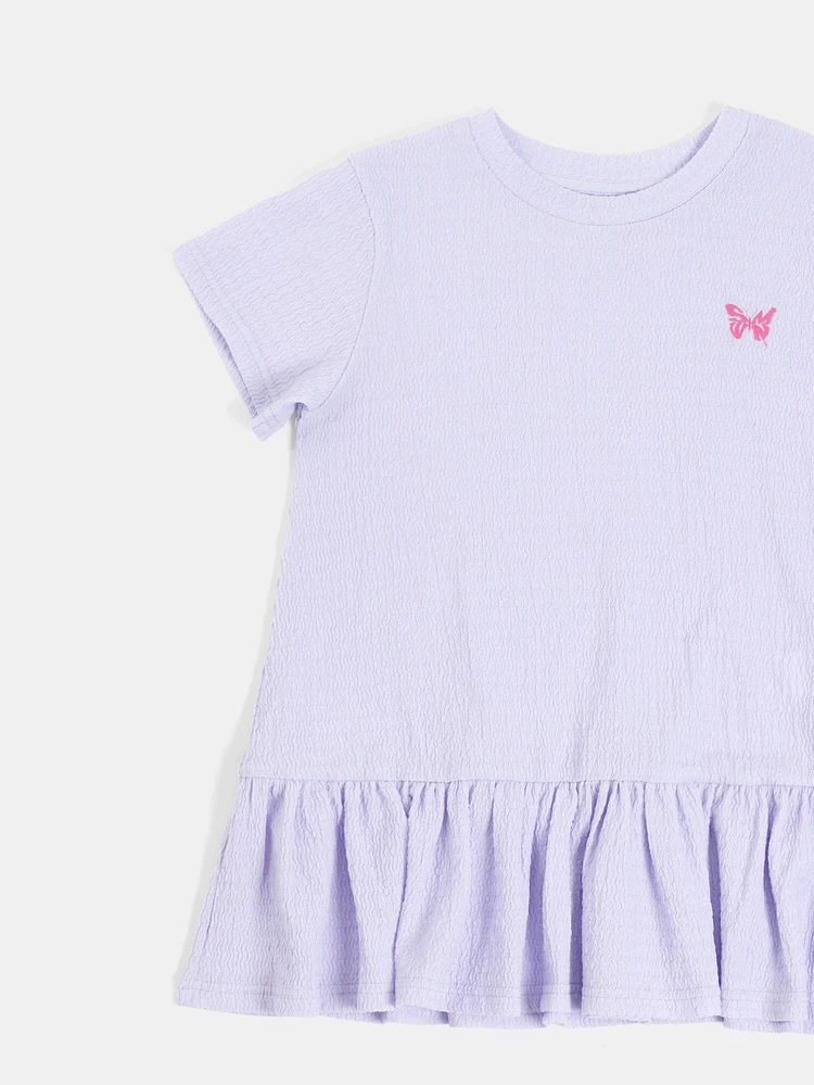 Vestido Camiseta com Bainha Franzida e Cintura Baixa, Textura Enrugada, Manga Curta, Estilo Verão com Logo de Borboleta
