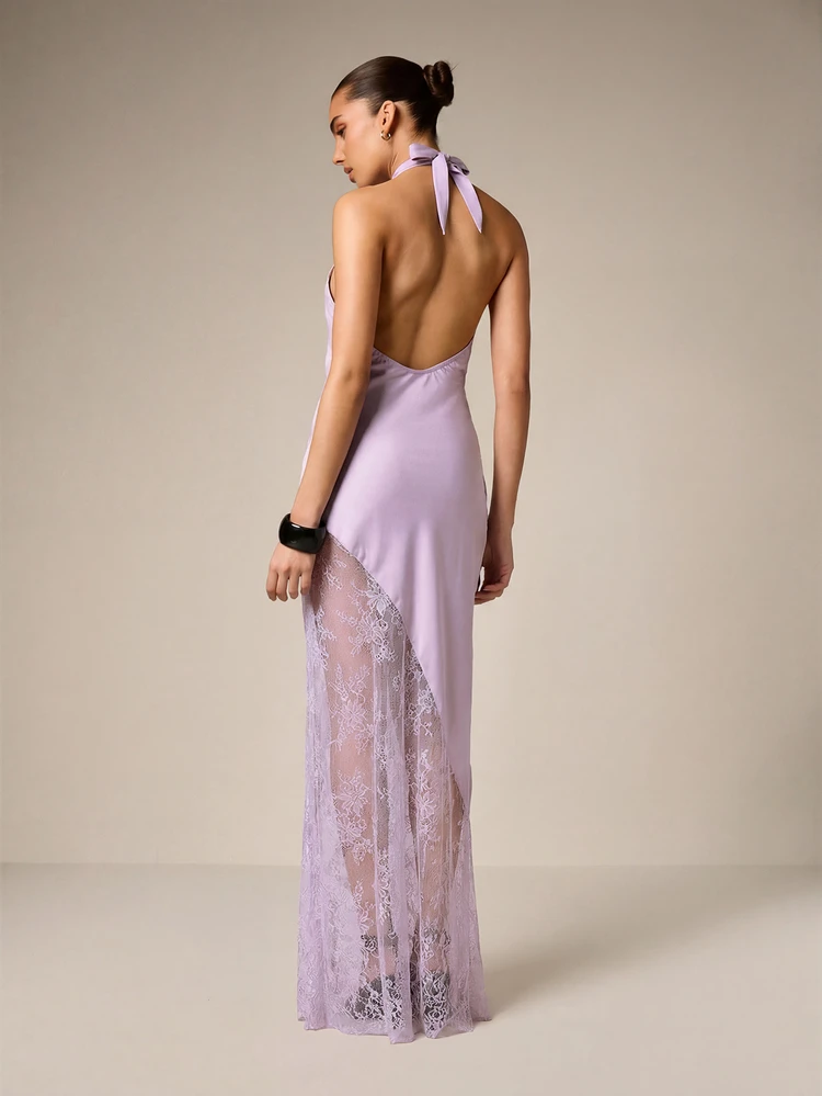 Vestido largo elegante de satén con cuello halter y detalle de encaje, sin espalda, de AiiRZ, ideal para ocasiones especiales como fiestas, bodas y graduaciones.