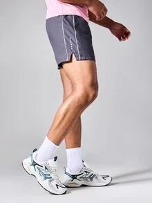 SUMWON Quần short dáng regular fit dài đến giữa đùi, có chi tiết viền bên hông, xẻ tà bên và in logo dọc. - Màu xám đen - Xem 1