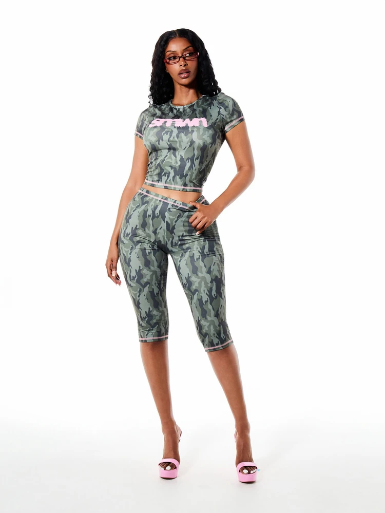 SUMWON WOMEN Low Waist Camo Print Capri Leggings With Contrast Pink Topstitch And Logo Detail