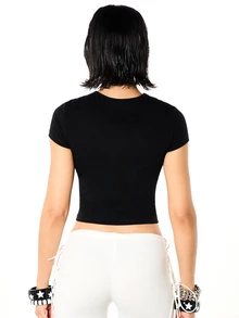 SUMWON WOMEN Áo thun crop tay ngắn cổ tròn in hình "Hãy đối xử với tôi như một nàng công chúa" - Áo thun cá tính. - màu đen - Xem 2