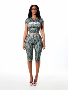 SUMWON WOMEN Áo thun crop ôm dáng với họa tiết rằn ri và logo màu hồng ở ngực, tay ngắn, cổ tròn. - xanh quân đội - Xem 1