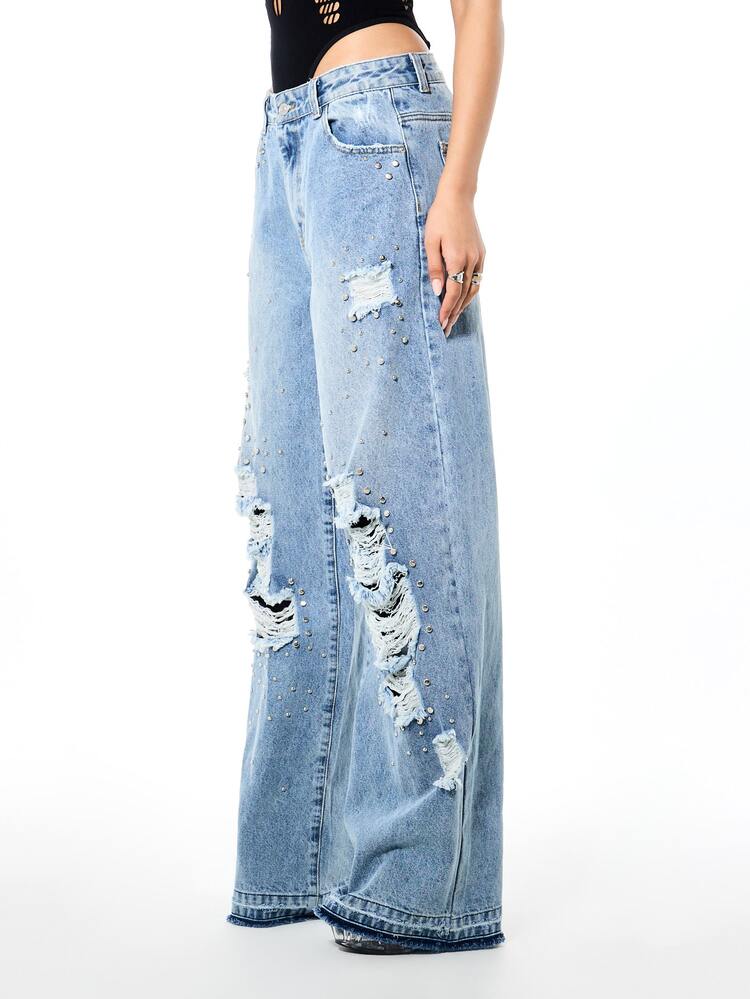 SUMWON WOMEN Jeans en denim ample et décontracté avec jambes larges, ornements de clous et détails de genoux fortement déchirés