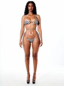 SUMWON WOMEN Bộ bikini lệch vai kẻ sọc với chi tiết vòng tròn và dây buộc bên hông. - Đen và trắng - Xem 3
