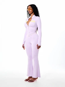 SUMWON WOMEN Quần legging ống loe cạp cao với họa tiết logo in ở phía sau và đường may nổi bật tương phản. - Màu tím hoa cà - Xem 4