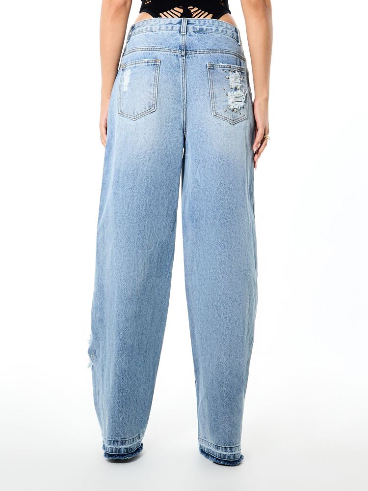 SUMWON WOMEN Jeans en denim ample et décontracté avec jambes larges, ornements de clous et détails de genoux fortement déchirés