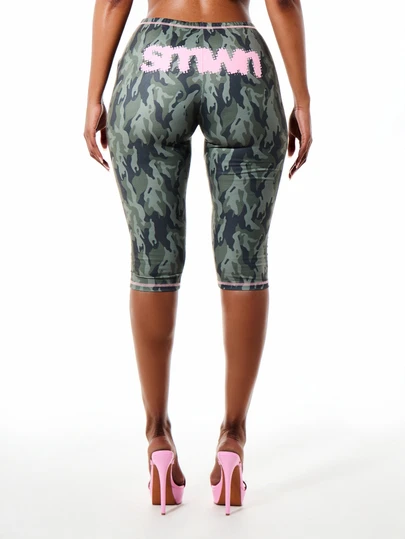 SUMWON WOMEN Low Waist Camo Print Capri Leggings With Contrast Pink Topstitch And Logo Detail