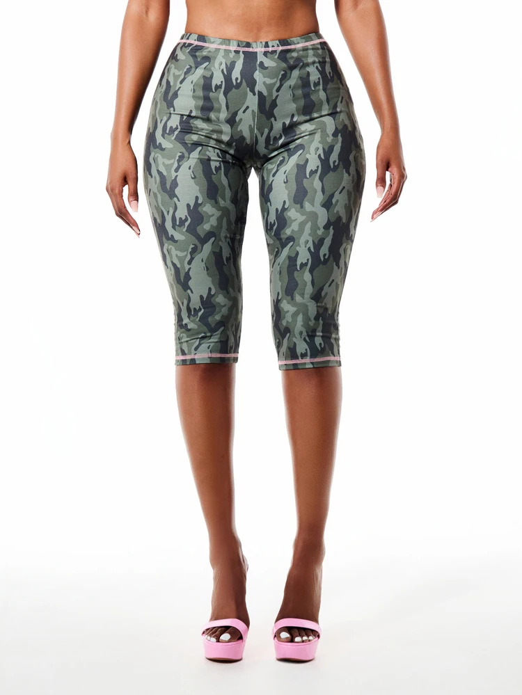 SUMWON WOMEN Low Waist Camo Print Capri Leggings With Contrast Pink Topstitch And Logo Detail