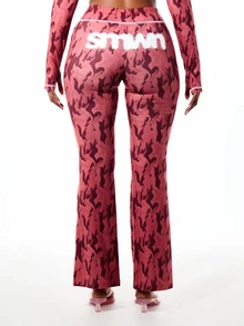 SUMWON WOMEN Quần legging ống loe cạp cao họa tiết rằn ri với đường may nổi bật tương phản và chi tiết logo đính đá. - Đỏ - Xem 2