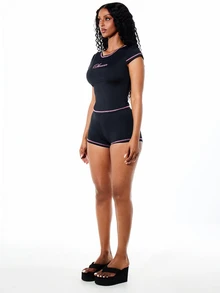 SUMWON WOMEN Bộ đồ hai mảnh gồm áo crop top và quần short có logo, phối cùng đường chỉ may màu hồng tương phản. - màu đen - Xem 6