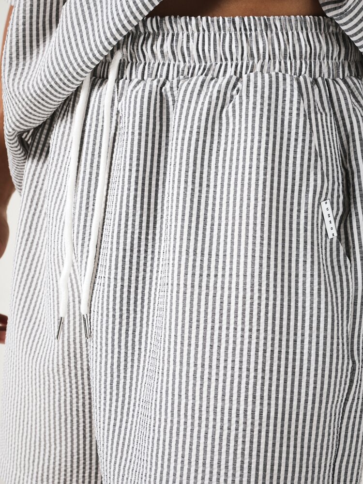 Conjunto de Verão Combinando Camisa Polo de Manga Curta com Zíper Parcial e Shorts em Listras Verticais Seersucker