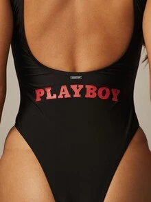 Missguided x Playboy Traje de baño de una pieza con parche de cereza, escote en V profundo y espalda baja abierta para el verano y la playa - Negro - Ver 5