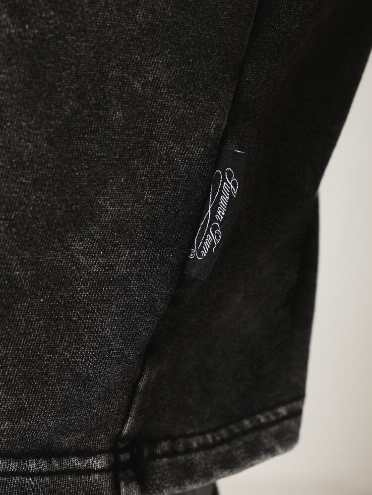 Débardeur court avec lavage acide, col ras-du-cou côtelé avec détail de couture et emblème métallique logo. Streetwear d'été
