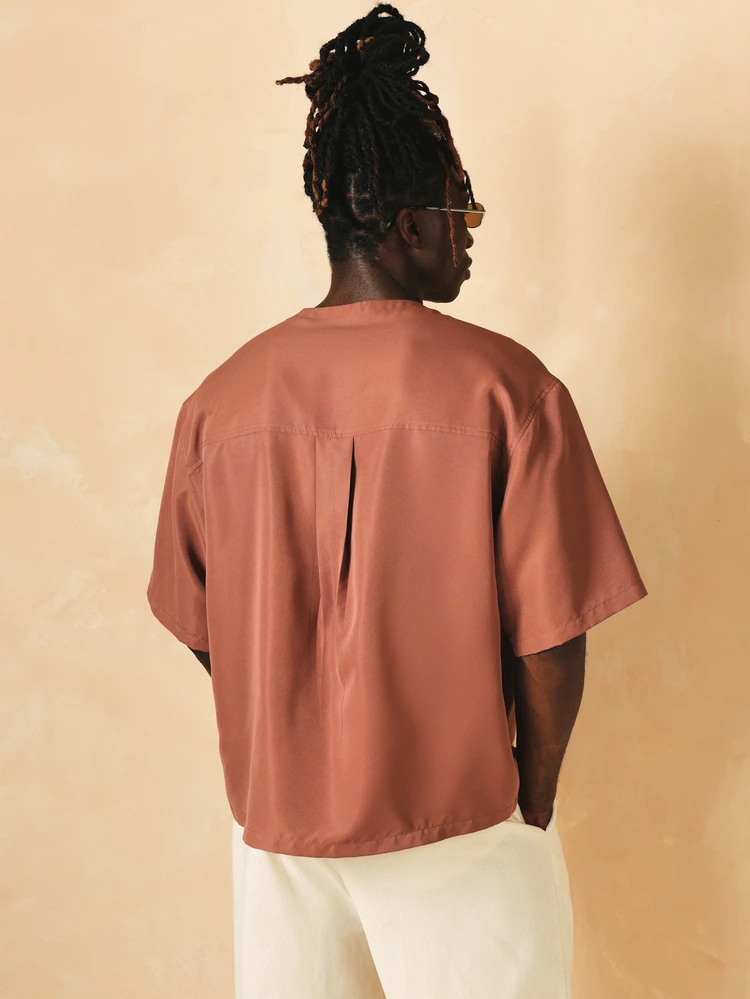 Camisa Henley sem Gola Oversized com Mangas Curtas e Detalhe de Pregas Nas Costas para Estilo Casual de Verão