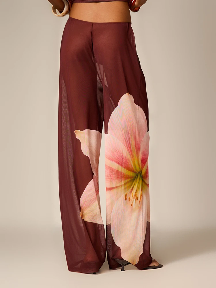 Pantalones anchos de malla transparente con estampado floral.