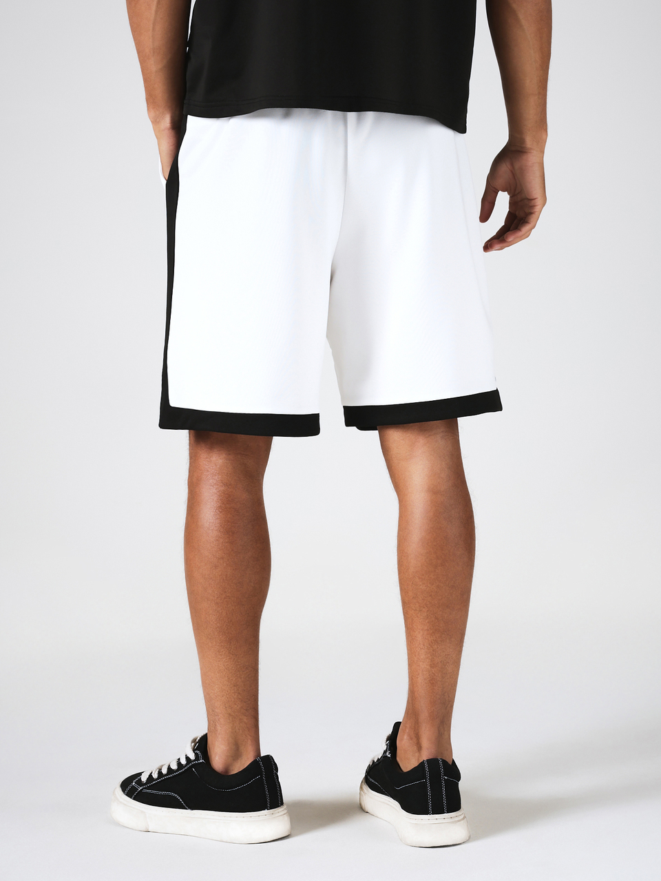 Pantaloncini da basket con blocchi di colore, con strisce laterali, orlo a contrasto e dettagli del logo