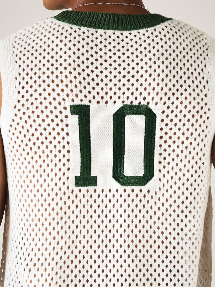 Lässiges gestricktes offenes Netzhemd mit Varsity-Abzeichen-Patch und Jersey-Nummer-Detail