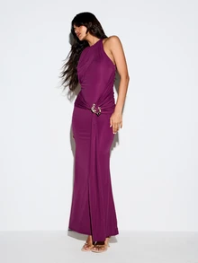 KIZN Robe longue style halter avec détails de garniture en métal doré, taille froncée et découpe profonde dans le dos pour les événements du soir - Rouge foncé - Voir 1