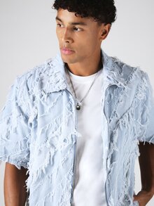 SUMWON Camisa oversize con cremallera y manga corta, de mezclilla texturizada y desgastada, con detalle de flecos para un estilo casual de calle - Lavado ligero - Ver 4