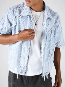 SUMWON Camisa oversize con cremallera y manga corta, de mezclilla texturizada y desgastada, con detalle de flecos para un estilo casual de calle - Lavado ligero - Ver 5