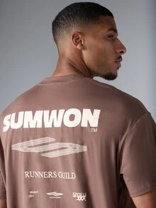 SUMWON Áo thun tay ngắn cổ tròn dáng rộng hiệu Runners Guild, in hình đồ họa, in phía sau. - màu nâu - Xem 6