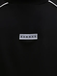 SUMWON 加大码宽松圆领长袖T恤，饰有撞色滚边缝线细节和品牌标志贴片 - 黑色 - 查看 6