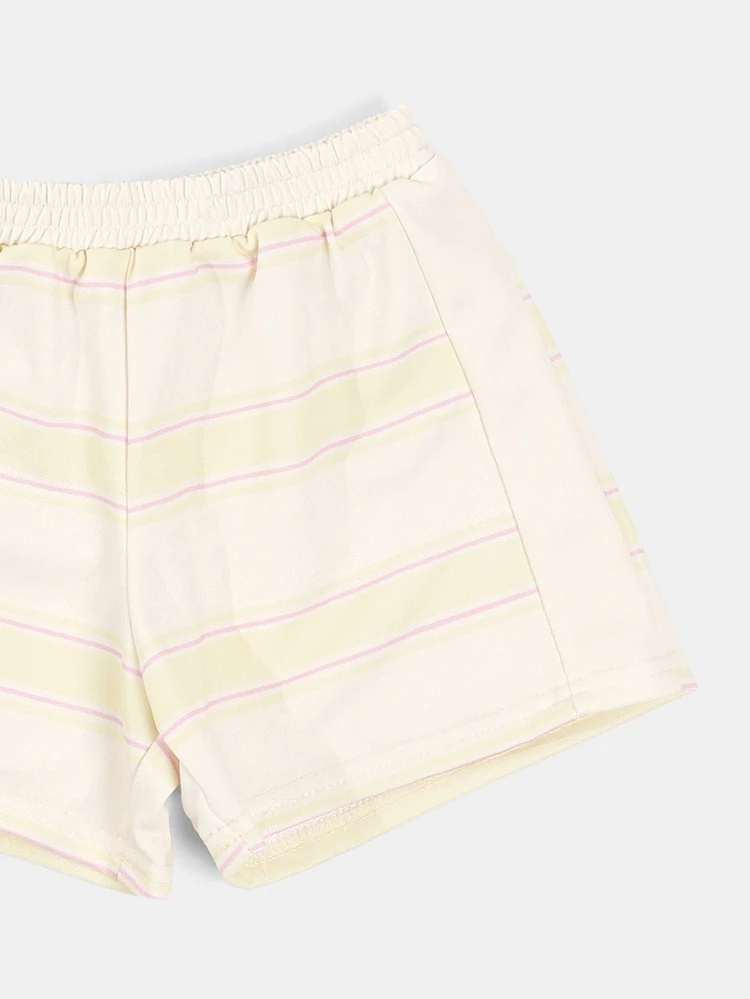 Conjunto a juego de camiseta corta a rayas y pantalones cortos para niñas con estampado de "Saturday Social Club" para uso casual en verano