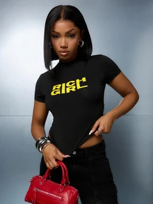 SUMWON WOMEN Tricou Rich Girl cu grafică slim fit, imprimeu galben îndrăzneț pe față și decolteu fals, mâneci scurte, croială scurtă - Negru - Vizualizare 5