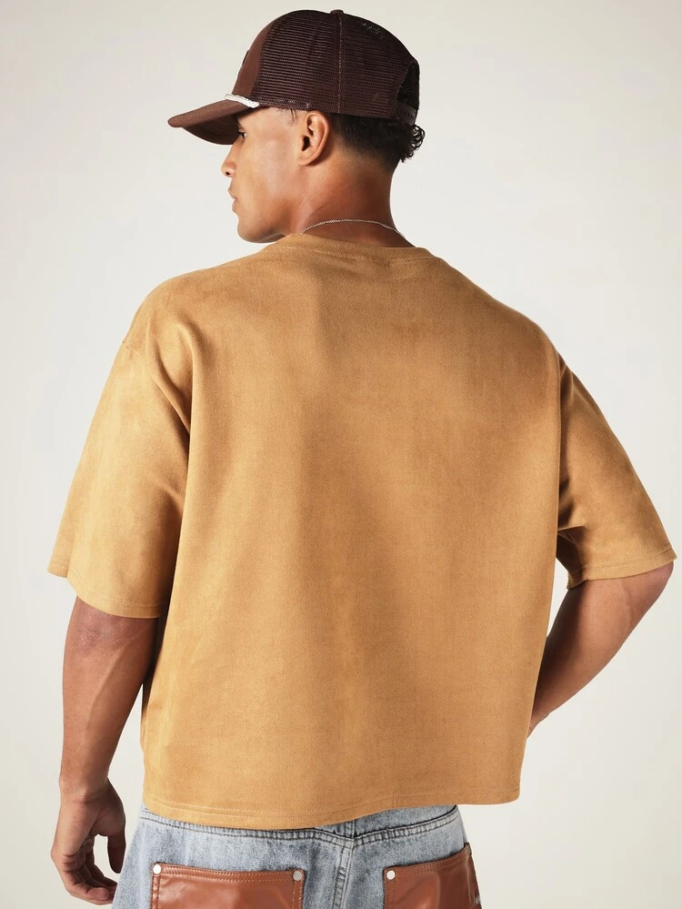 Camiseta de cuello redondo de ajuste cuadrado con textura de gamuza, detalles de broches metálicos y costuras raglán de manga corta con logo de marca