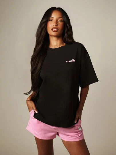 Missguided x Playboy 赛车俱乐部图案超大号T恤，正面印有俱乐部标志，背面印有杂志图案。