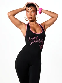 BABYPHAT Bộ jumpsuit lửng ôm sát in logo chữ viết, cổ yếm hở lưng, kiểu dáng Y2K. - màu nâu - Xem 3