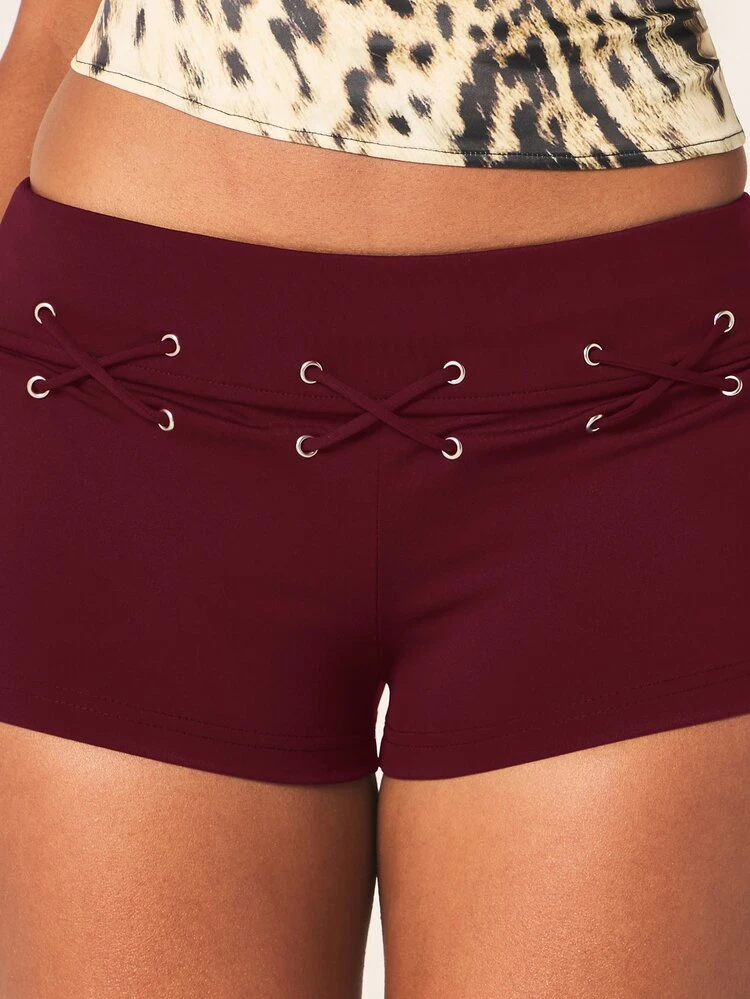 MISSGUIDED Kurze Shorts mit Ösen und Schnürung, Mini Hot Pants für Festivals, Nachtausgänge und Partys im Sommer