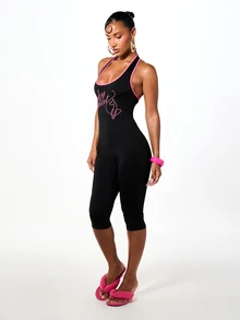 BABYPHAT Bộ jumpsuit lửng ôm sát in logo chữ viết, cổ yếm hở lưng, kiểu dáng Y2K. - màu nâu - Xem 6