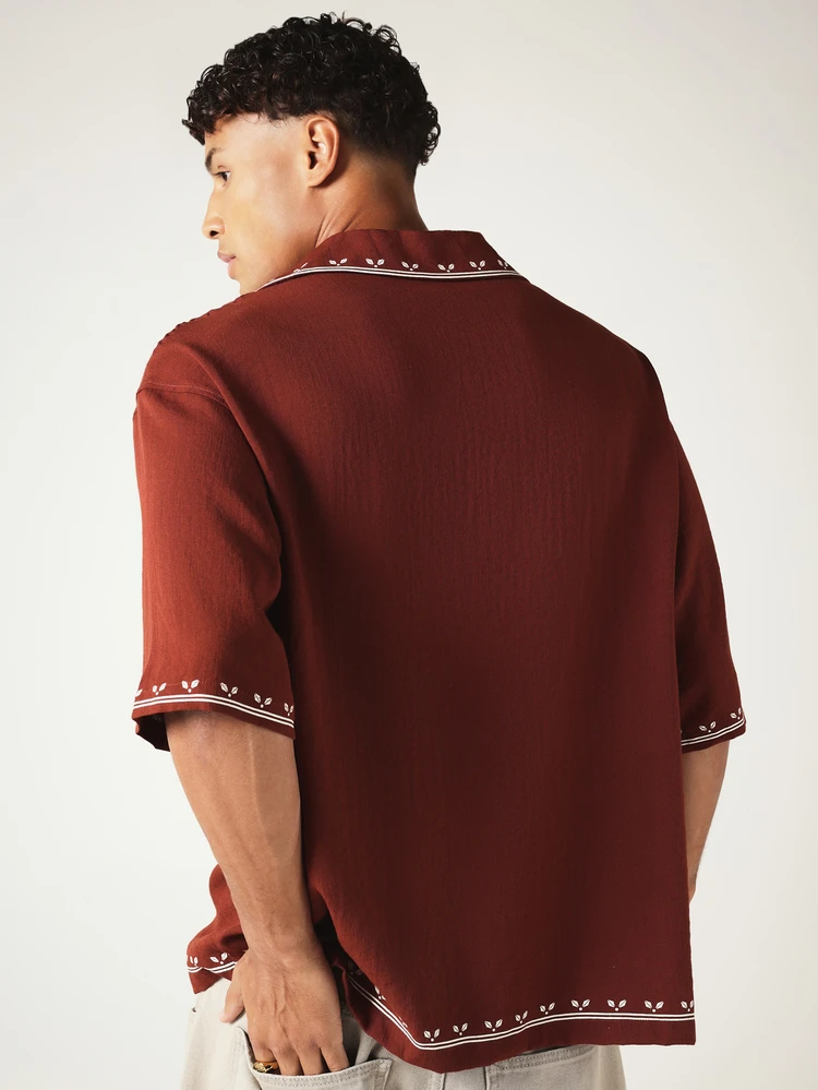 Chemise de style décontracté look lin pour vacances avec broderie géométrique, col camp, manches courtes, vacances d'été