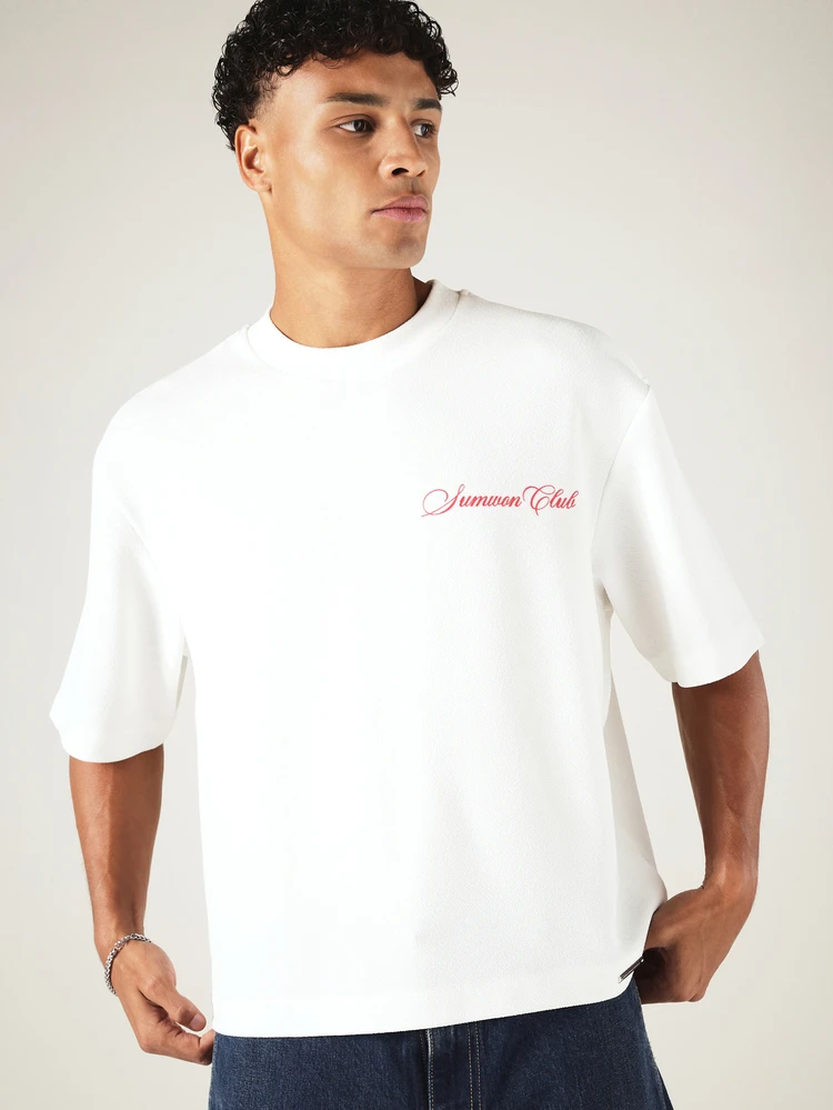Camiseta de manga corta casual de verano con logo de club en estilo script, ajuste corto y tela arrugada