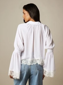 MISSGUIDED Blusa tipo babydoll con adorno de encaje y mangas acampanadas, cuello con botones, parte superior recogida, estilo primavera-verano - Blanco - Ver 2